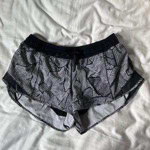 Lululemon Hotty Hot Shorts 2.5" Womens Size 8 Dottie Tribe White